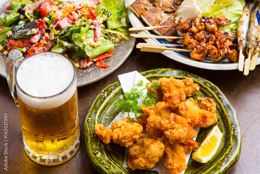 居酒屋の生ビールと料理
